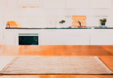 Mutfak içi ve masa arkaplanı bulanık