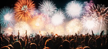 Kalabalık ve patlayıcı havai fişekler Yeni yıl kutlamaları