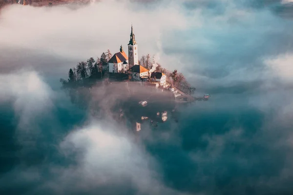 Prachtig Panorama Van Lake Bled Blejsko Jezero Een Mistige Ochtend — Stockfoto