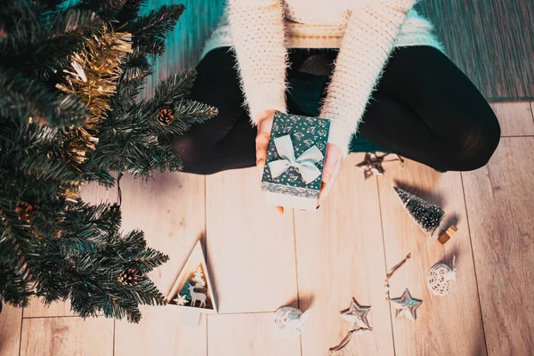 Vista Dall Alto Della Donna Imballaggio Regali Natale — Foto Stock