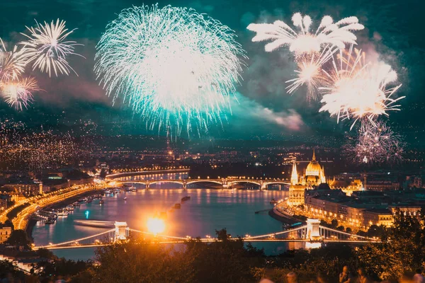 ハンガリー議会の周りの花火 新年の目的地 ブダペスト — ストック写真