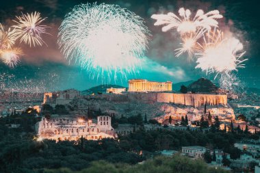 Atina, Akropolis ve Partenon, Attica, Yunanistan üzerinde havai fişekler - Yeni Yıl hedefi