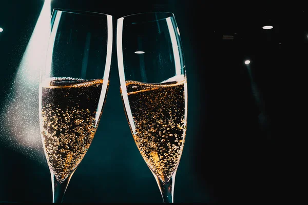 Zwei Gläser Champagner Rampenlicht Neujahrsfeier — Stockfoto