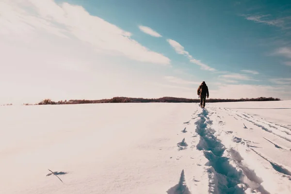 Uomo Che Cammina Sulla Neve Nel Paesaggio Invernale — Foto Stock