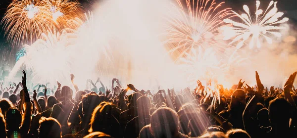 Multidão Fogos Artifício Explosivos Celebrações Ano Novo — Fotografia de Stock
