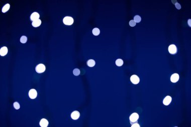 Mavi üzerine soyut Noel ışıkları