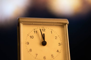 Saat gece yarısı ve havai fişekler yılbaşı arifesi kutlaması.