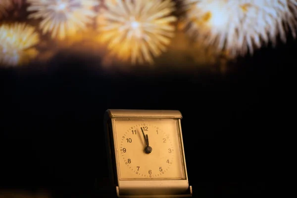 Reloj Medianoche Fuegos Artificiales Celebración Año Nuevo —  Fotos de Stock