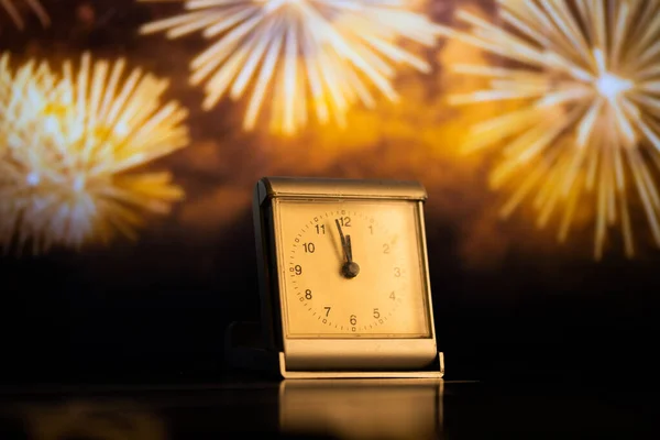 Reloj Medianoche Fuegos Artificiales Celebración Año Nuevo — Foto de Stock