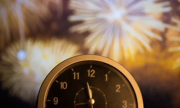 Reloj Medianoche Fuegos Artificiales Celebración Año Nuevo —  Fotos de Stock