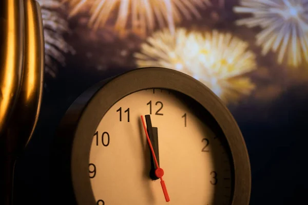 Klocka Vid Midnatt Och Fyrverkerier Nyårsfirande — Stockfoto