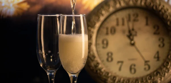 Bicchieri Champagne Orologio Mezzanotte Fuochi Artificio Capodanno — Foto Stock