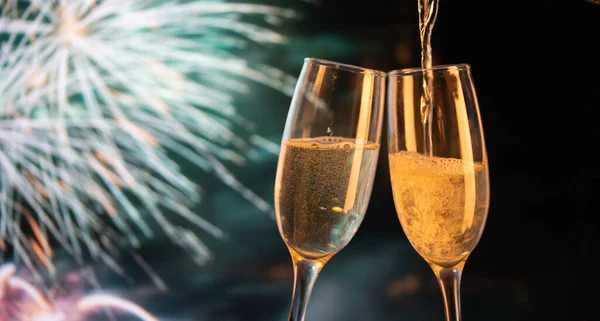 Two Champagne Glasses Fireworks New Year Eve Celebration — Fotografia de Stock