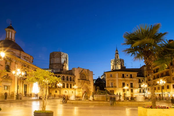 バレンシア スペイン 2021年12月6日 バレンシア大聖堂と聖マリア広場 バシリカ ヌエストラSenora Los Desamparosと旧市街のリオ トゥラ噴水 — ストック写真