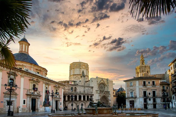 バレンシア スペイン 2021年12月6日 バレンシア大聖堂と聖マリア広場 バシリカ ヌエストラSenora Los Desamparosと旧市街のリオ トゥラ噴水 — ストック写真