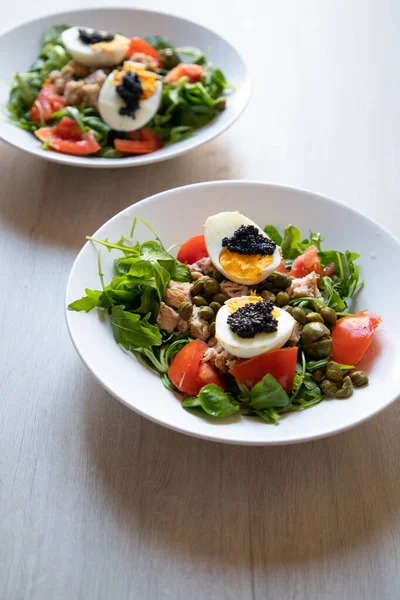 Pemandangan Atas Mangkuk Salad Segar Dengan Telur Dan Kaviar — Stok Foto