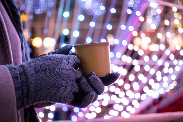 Woman Drinking Mulled Wine Hot Tea Christmas Market — Fotografia de Stock