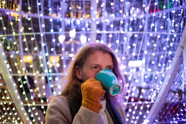 Woman Drinking Mulled Wine Hot Tea Christmas Market — Stockfoto