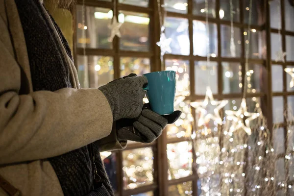 Woman Drinking Mulled Wine Hot Tea Christmas Market — Foto Stock