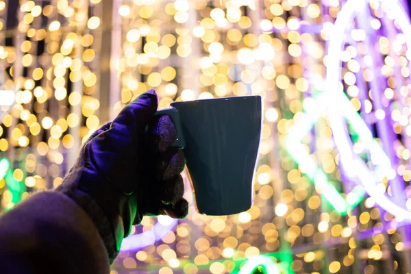 Woman Drinking Mulled Wine Hot Tea Christmas Market — Stock fotografie