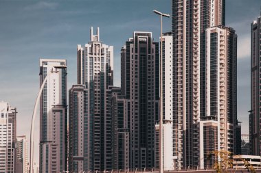 DUBAI, BİRLİK ARAB EMIRATES-FEBRUARY, 2018: Dubai 'deki modern gökdelenler, dünyanın en hızlı büyüyen şehri.