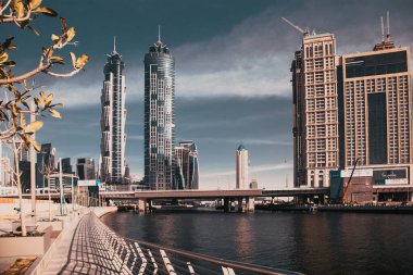 DUBAI, BİRLİK ARAB EMIRATES-FEBRUARY, 2018: Dubai 'deki modern gökdelenler, dünyanın en hızlı büyüyen şehri.