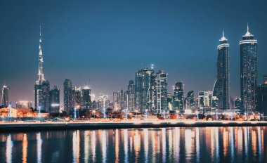 Dubai, Birleşik Arap Emirlikleri - Şubat 2018: Renkli günbatımı Dubai Downtown gökdelenler ve yeni inşa edilen hoşgörü üzerine Dubai su kanalı görüntülendiği şekilde köprü.