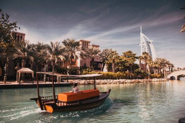Dubai, Birleşik Arap Emirlikleri - Şubat, 2018: Madinat Jumeirah, oteller ve souk spreding 40 hektarlık kapsayan bir lüks resort Marnixkade otel Burj Al Arab, sadece yedi dünya görünümünde yıldız.