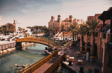 Dubai, Birleşik Arap Emirlikleri - Şubat 2018: Souk Madinat Jumeirah, görünümü. İki otel ve kümeleri 29 geleneksel Arapça evlerin Madinat Jumeirah kapsar