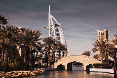 Dubai, Birleşik Arap Emirlikleri - Şubat, 2018: Madinat Jumeirah, oteller ve souk spreding 40 hektarlık kapsayan bir lüks resort Marnixkade otel Burj Al Arab, sadece yedi dünya görünümünde yıldız.