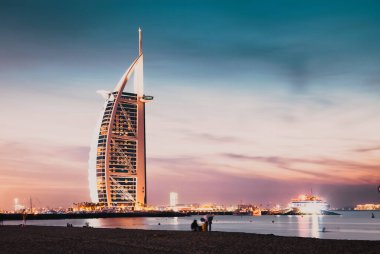 Dubai, Birleşik Arap Emirlikleri - Şubat 2018: dünyanın ilk yedi yıldız lüks otel Burj Al Arab geceleri Jumeirah halk plajı Dubai, Suudi Arabistan içinde görüldü