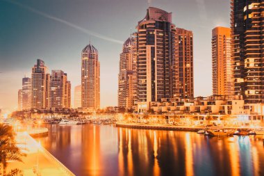 Dubai, Birleşik Arap Emirlikleri - Şubat 2018: Dubai, Birleşik Arap Emirlikleri Dubai Marina içinde gece modern gökdelenler görünümünü.