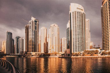 DUBAI, BAE - Şubat 2018 Dubai, BAE 'deki Dubai Marina' da gündoğumunda parlayan modern gökdelenlerin görüntüsü.