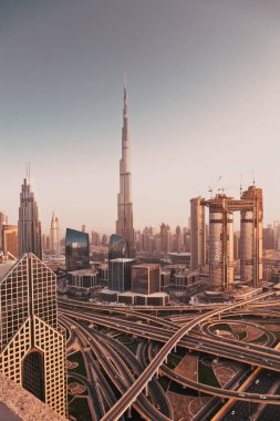 Dubai, Birleşik Arap Emirlikleri - Şubat 2018: Dubai şehir silüetinin batımında Uluslararası Dubai Kongre ve Sergi Sarayı, dünyanın en yüksek binası ve Sheikh Zayed karayolu trafik ile