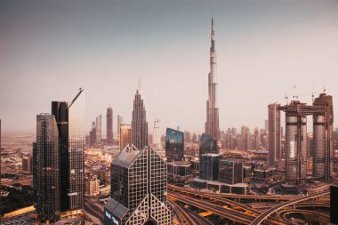 Dubai, Birleşik Arap Emirlikleri - Şubat 2018: Dubai şehir silüetinin batımında Uluslararası Dubai Kongre ve Sergi Sarayı, dünyanın en yüksek binası ve Sheikh Zayed karayolu trafik ile