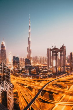 Dubai, Birleşik Arap Emirlikleri - Şubat 2018: Dubai şehir silüetinin batımında Uluslararası Dubai Kongre ve Sergi Sarayı, dünyanın en yüksek binası ve Sheikh Zayed karayolu trafik ile