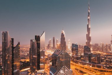 Dubai, Birleşik Arap Emirlikleri - Şubat 2018: Dubai şehir silüetinin batımında Uluslararası Dubai Kongre ve Sergi Sarayı, dünyanın en yüksek binası ve Sheikh Zayed karayolu trafik ile