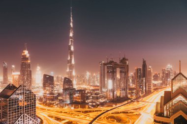 Dubai, Birleşik Arap Emirlikleri - Şubat 2018: Dubai şehir silüetinin batımında Uluslararası Dubai Kongre ve Sergi Sarayı, dünyanın en yüksek binası ve Sheikh Zayed karayolu trafik ile