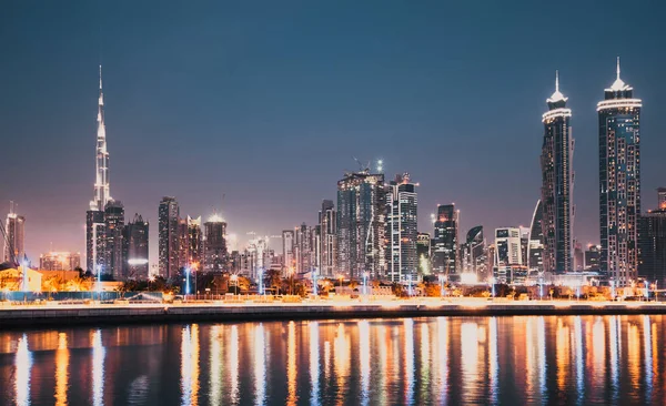 ドバイ アラブ首長国連邦 2018年 カラフルな夕日ドバイ ダウンタウンの高層ビルと新築のトレランス橋ドバイ水運河から見た — ストック写真