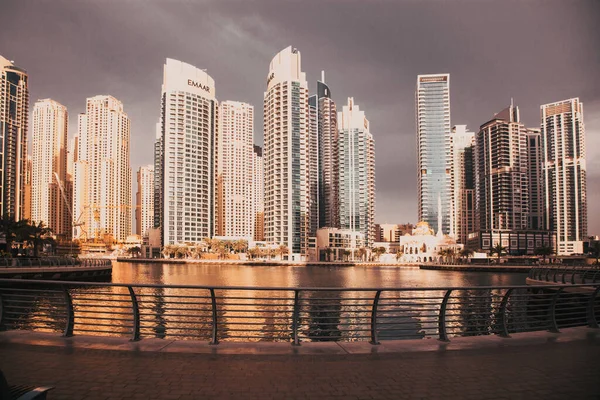 ドバイ アラブ首長国連邦 2018年2月 ドバイのドバイマリーナの日の出光に輝く近代的な高層ビルの景色 — ストック写真