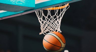 Basketbol topu çemberde