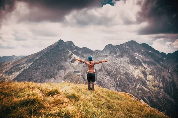 Woman Traveler Enjoying View High Mountains — Fotografia de Stock