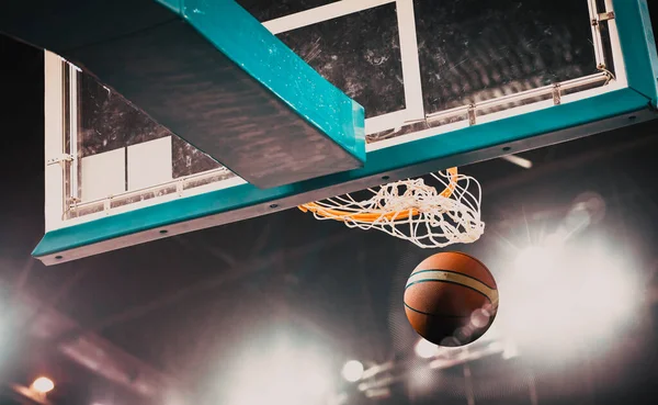 Basketbol Topu Çemberde — Stok fotoğraf