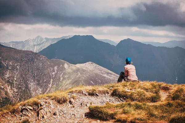 Hiker Enjoying High Mountains View — 스톡 사진