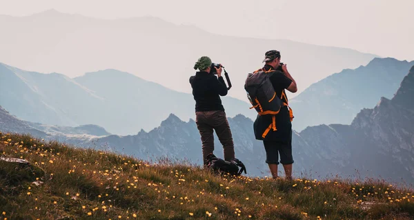 高い山の景色を楽しむハイカーカップル — ストック写真