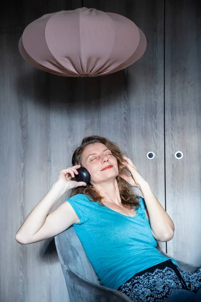 Mulher Relaxada Feliz Com Fones Ouvido Ouvindo Música — Fotografia de Stock