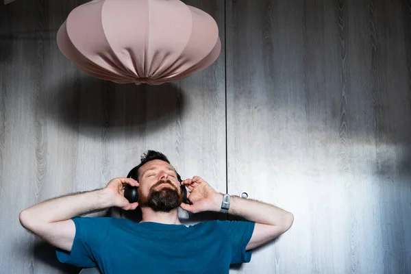 音楽を聴くヘッドフォンを持つ幸せなリラックスした男 — ストック写真