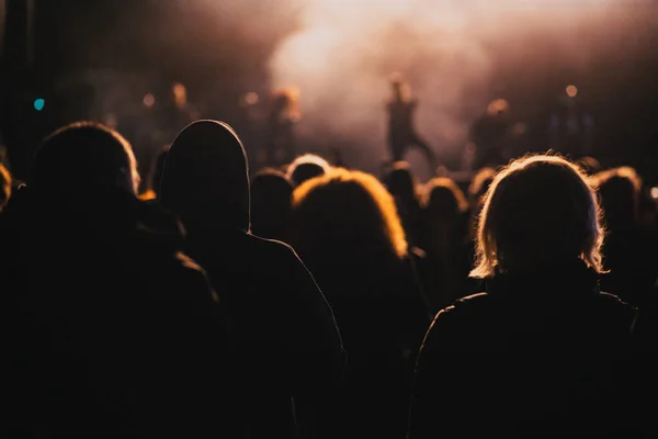 Menschenmenge Bei Konzert Und Silhouetten Bühnenlicht — Stockfoto