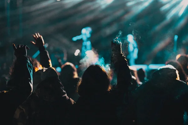 Foule Concert Silhouettes Dans Les Lumières Scène — Photo