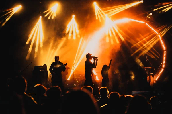 Menschenmenge Bei Konzert Und Silhouetten Bühnenlicht — Stockfoto